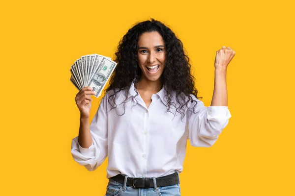 Grote prijs. gelukkig vrouw met veel geld en schreeuwen, oranje achtergrond met vrije ruimte — Stockfoto