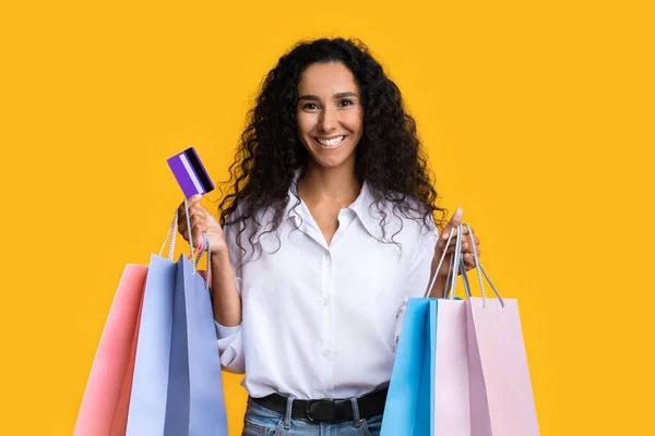 Lätt att handla. Glad ung kvinna med Shopper väskor och kreditkort — Stockfoto