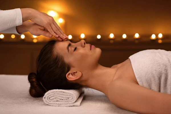 Friedliche junge Frau bekommt Akupressur-Massage im modernen Luxus-Spa — Stockfoto