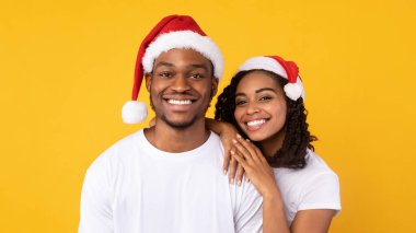 Noel Baba Şapkalı Siyah Çiftin Noel Portresi, Sarı Arkaplan