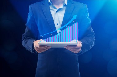 Başarılı İşadamı Tablet Bilgisayarı Finansal Grafikli, Mavi Arkaplan