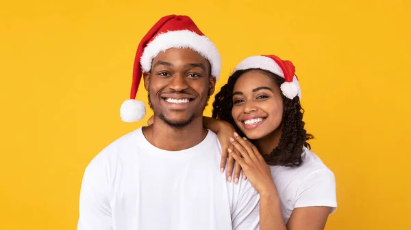 Χριστουγεννιάτικο πορτρέτο του μαύρου ζεύγους σε Σάντα Καπέλα, κίτρινο φόντο — Φωτογραφία Αρχείου