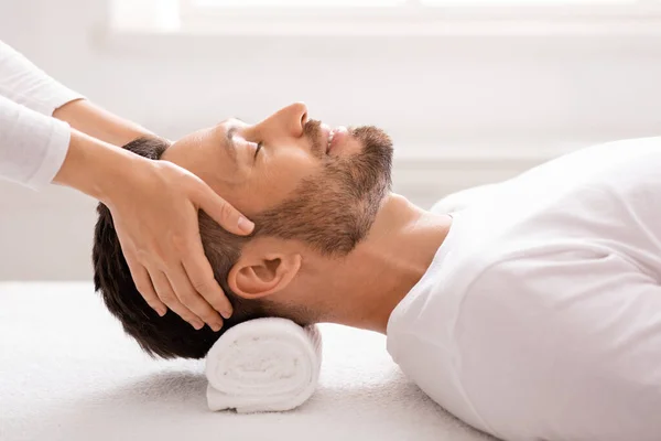 Baard man met ontspannende massage in spa — Stockfoto