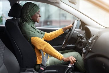 Yeni araç. Modern Araba Sürücüsü Mutlu Siyahi Müslüman Kadın