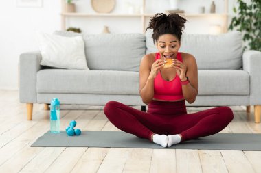 Afrika 'lı Kadın Hamburger yiyor. Kapalı alanda çalıştıktan sonra aldatıyor.
