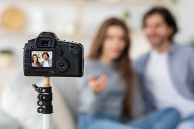 Birkaç blogcuyu çeken kameraya seçici odaklanma
