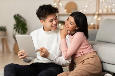 Asyalı Milenyum Çifti Dijital Tablet Kullanıyor İçerde İnternet Taraması