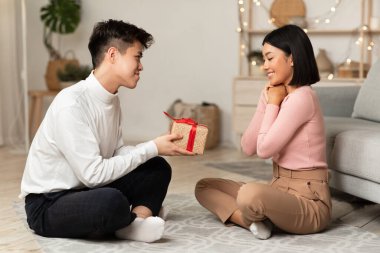 Asyalı kocayı Sevmek Evde Karısına Paketli Hediye Vermek