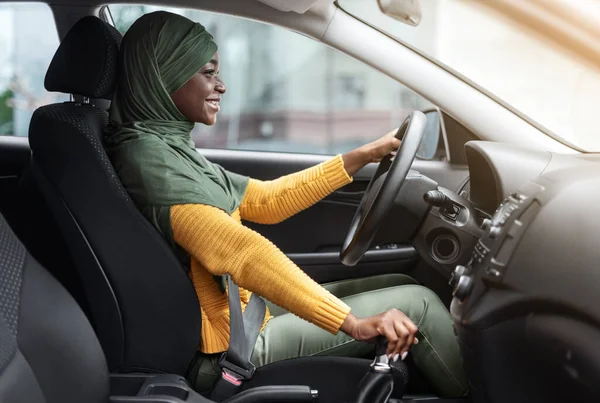 Nieuw transport. Gelukkig zwart islamitische dame in hijab rijden moderne auto — Stockfoto