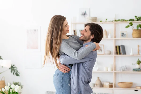 Krásný muž a žena objímající a baví doma — Stock fotografie