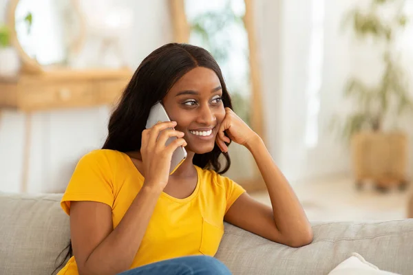 Piękna uśmiechnięta Afroamerykanka wykonująca telefon w domu, przestrzeń kopiująca — Zdjęcie stockowe
