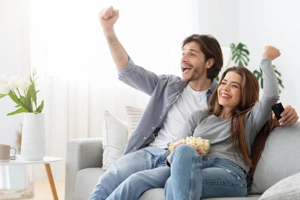 Feliz joven pareja de aficionados al fútbol viendo el juego en la televisión —  Fotos de Stock