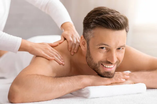 Feliz hombre de mediana edad asistiendo al salón de spa — Foto de Stock