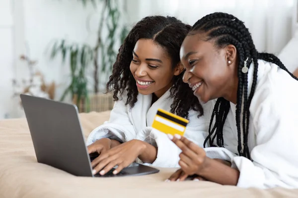 Zwei afrikanisch-amerikanische Bestien kaufen zu Hause online ein — Stockfoto