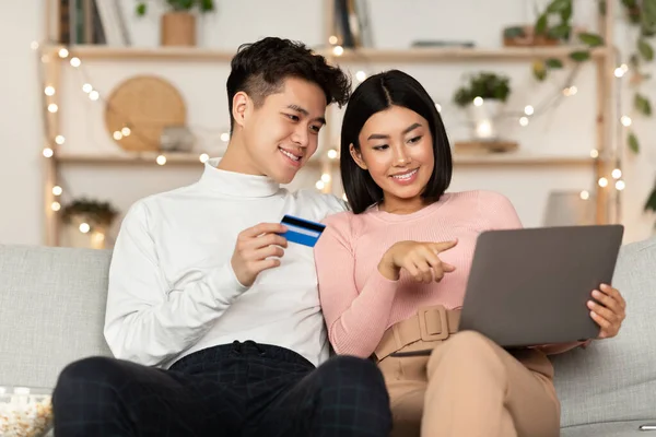 Japanese Couple Using Laptop And Credit Card Shopping Online Indoor — Stock Photo, Image