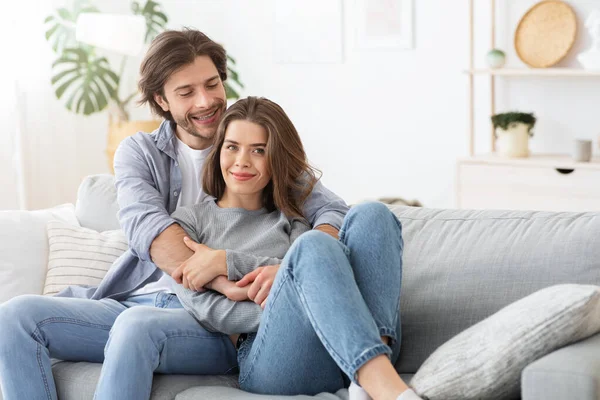 Amante marido abrazando a su bonita esposa, interior del hogar — Foto de Stock