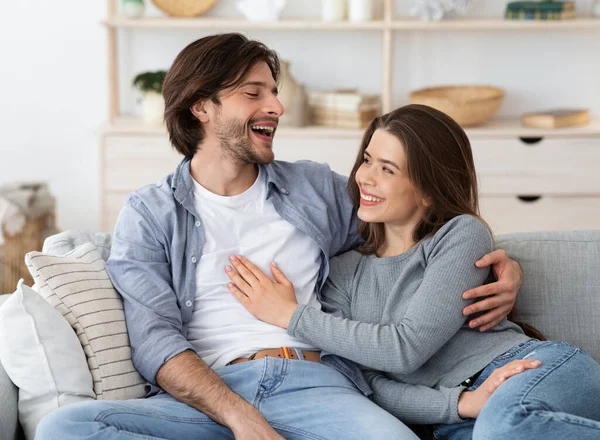 Jeune homme et femme s'amusent ensemble à la maison — Photo