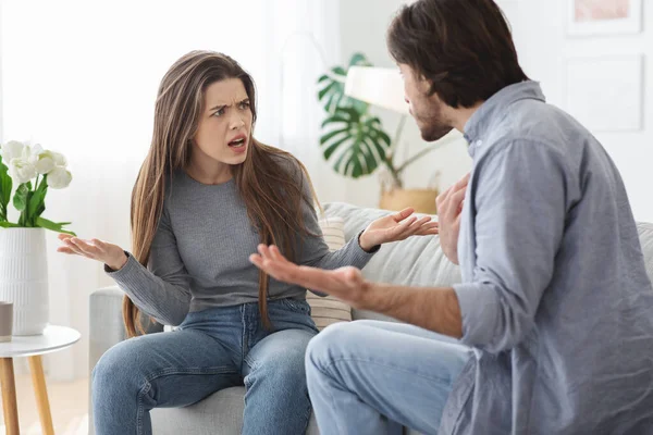 Pareja casada enojada peleando, gritándose en casa — Foto de Stock