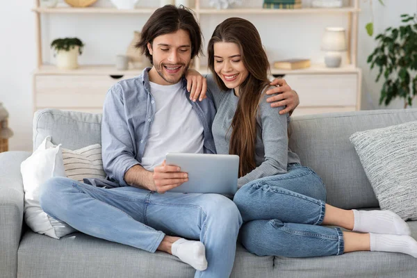 Pria dan wanita bahagia menggunakan tablet digital bersama-sama — Stok Foto