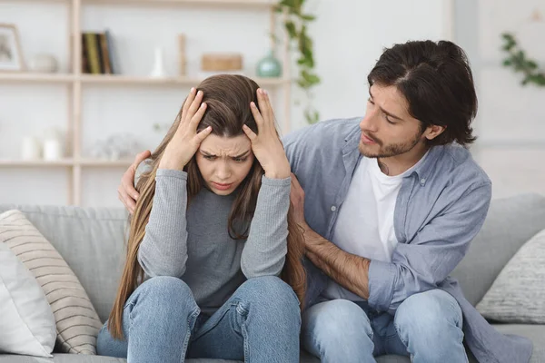 Pasangan menikah memiliki pertengkaran besar di rumah, ruang kosong — Stok Foto