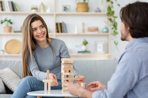 Veselý pár v lásce hraje Jenga doma — Stock fotografie