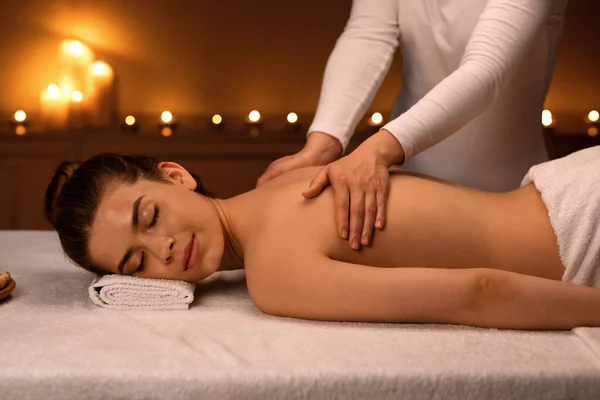 Mujer teniendo sesión de masaje corporal en un spa moderno — Foto de Stock