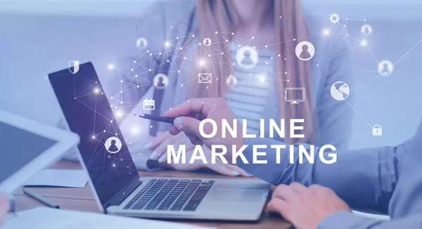 Online Marketing Team που εργάζονται σε φορητό υπολογιστή κάθεται στο γραφείο, κολάζ — Φωτογραφία Αρχείου