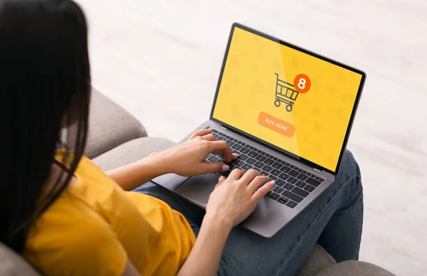 Нерозпізнавана дівчина покупки онлайн за допомогою ноутбука комп'ютера сидячи індору, колаж — стокове фото