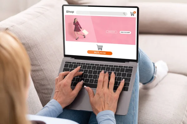 Mädchen kaufen online mit Laptop Kleidung zu Hause, Rückansicht — Stockfoto