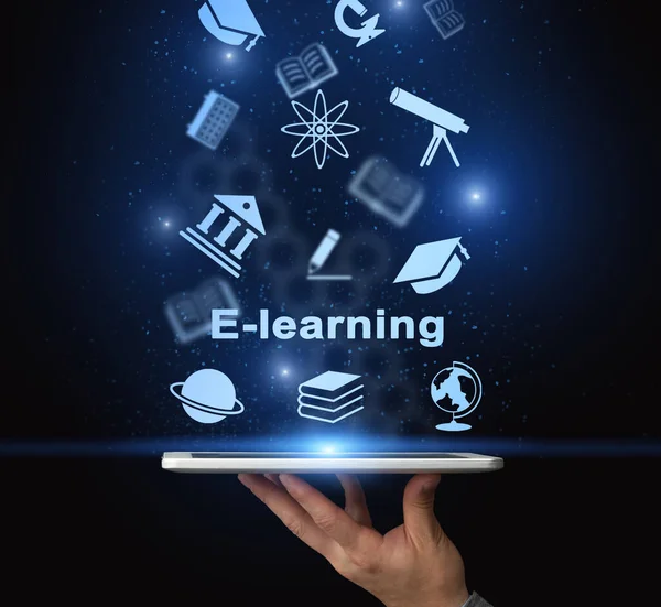 Hand Holding Tablet Computer met E-learning tekst over blauwe achtergrond — Stockfoto