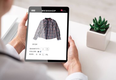 Tanımlanamayan İş Kadını İnternetten Alışveriş Yapıyor Dijital Tablet Kullanarak Kapalı Oturuyor, Kırpılmış