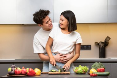 Neşeli Çinli Çiftler Mutfakta Birlikte Akşam Yemeği Hazırlıyor