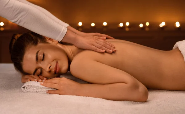 Mujer recibiendo sesión de masaje corporal curativo en el spa más nuevo — Foto de Stock