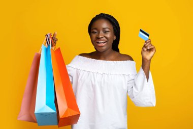 Kolay alışveriş. Neşeli Afrikalı Amerikalı Kadın Kredi Kartı ve Alışveriş Torbası