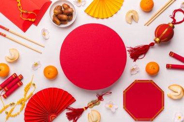 Çinliler ve Ay için yeni yıl için taze mandalinalarla süslü süslemeler.