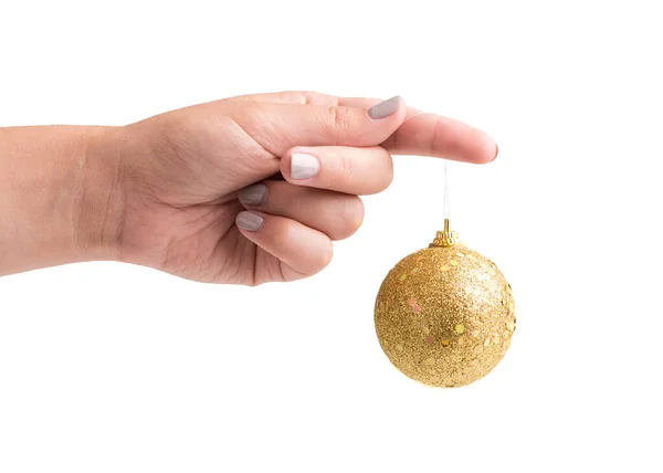 Bola de Natal dourada na mão feminina, isolada em branco — Fotografia de Stock