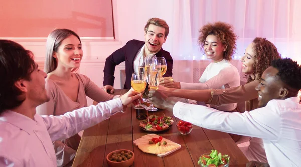 Felices Amigos Clinking Gafas Celebrando Navidad Juntos En Casa, Panorama — Foto de Stock