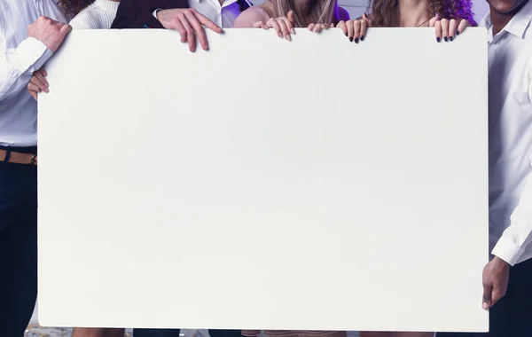 Неузнаваемый плакат "Тысячелетние мужчины и женщины с пустым приглашением" в помещении — стоковое фото