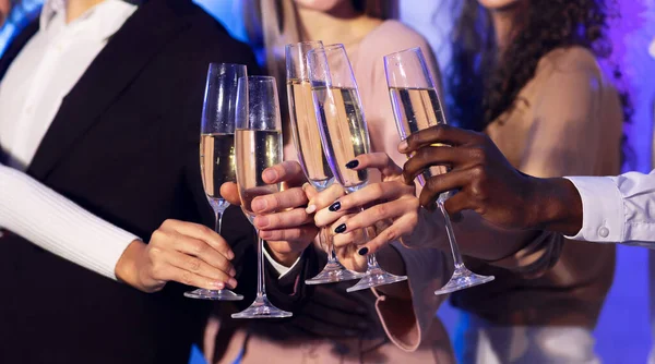 Personnes méconnaissables Verres à champagne cliquetis faisant la fête à l'intérieur, Panorama — Photo