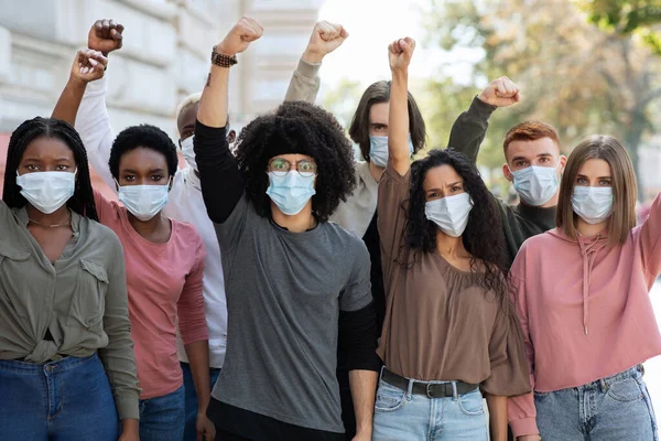 Группа людей в маске протестует и дает лозунги — стоковое фото