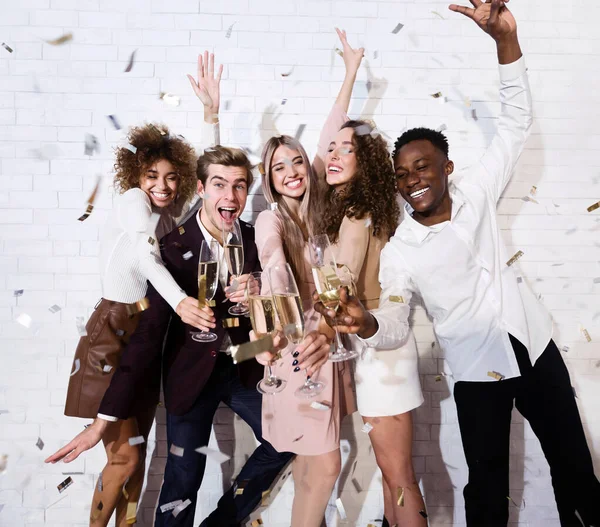 Multikulturní přátelé Párty baví s šampaňským a konfetti Indoor — Stock fotografie