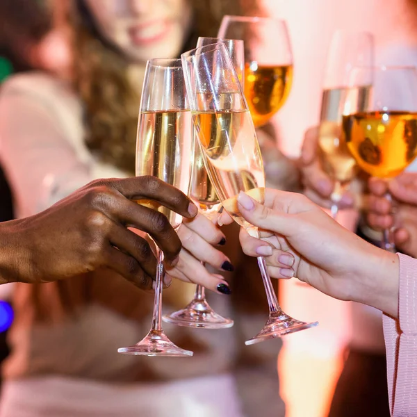 Occhiali tintinnanti di champagne in mani a festa di anno nuovo - Foto  Stock: Foto, Immagini © Milkos 221001072
