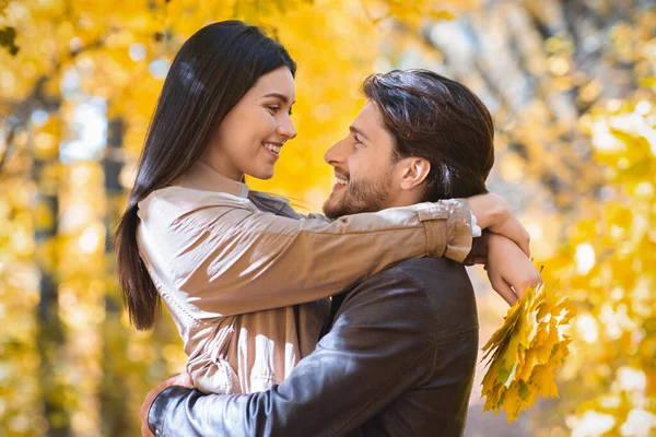 Retrato de abraçar casal amoroso, curtindo o tempo juntos na floresta — Fotografia de Stock