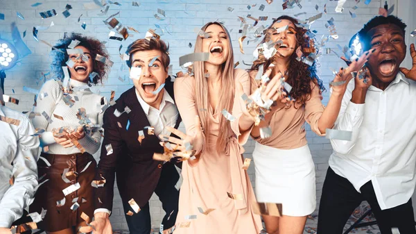 Spännande unga människor som har roligt under faller Confetti Inomhus, Panorama — Stockfoto