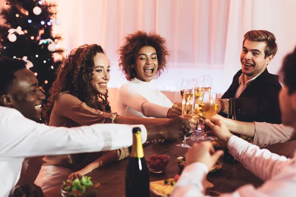 Amis Célébration du Nouvel An Dîner près de l'arbre de Noël intérieur — Photo