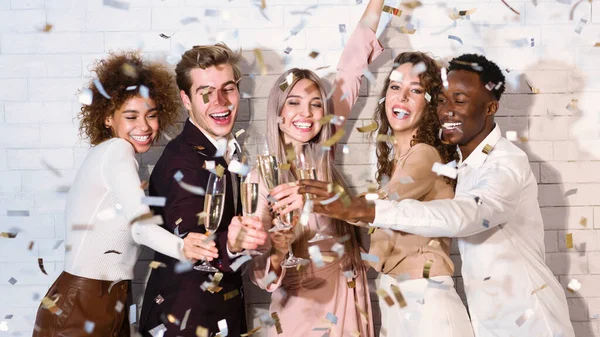 Friends Clinking Glasses Having Party With Confetti Indoors, Panorama — Stok Foto