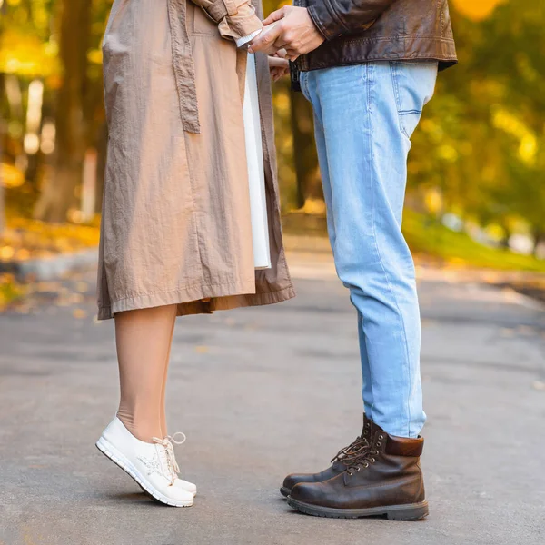 Cultivo de pareja de pie cara a cara sobre el fondo del bosque — Foto de Stock