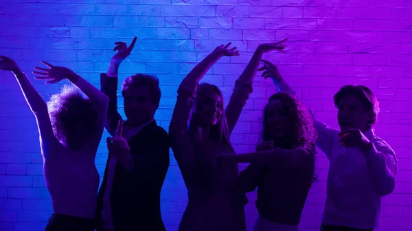 Jóvenes bailando divirtiéndose celebrando evento corporativo en interiores, Panorama —  Fotos de Stock