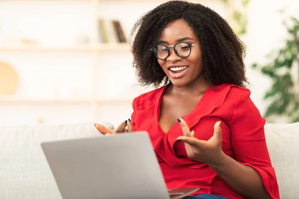 Senhora feliz usando laptop para chamada de vídeo e conversando — Fotografia de Stock