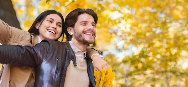 Feliz hombre y mujer en pose de avión disfrutando de un día cálido —  Fotos de Stock